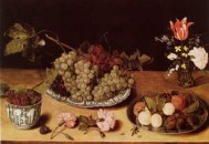 Натюрморт с цветами, плоскими блюдами с виноградом и сливами и пиалой с ежевикой